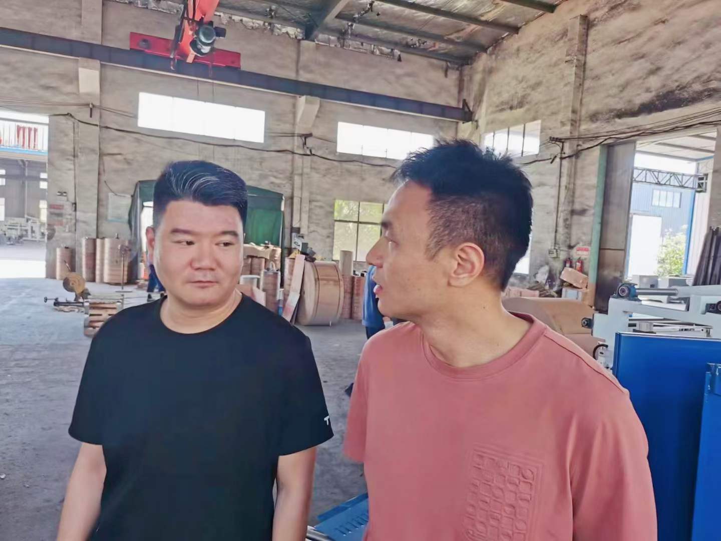 熱烈歡迎西工大趙盼博士后、教授帶領(lǐng)科研團(tuán)隊(duì)到上高縣雙新紙桶設(shè)備有限公司考察，雙方就全自動(dòng)鐵箍紙桶設(shè)備流水線(xiàn)的研發(fā)達(dá)成了初步的意向。